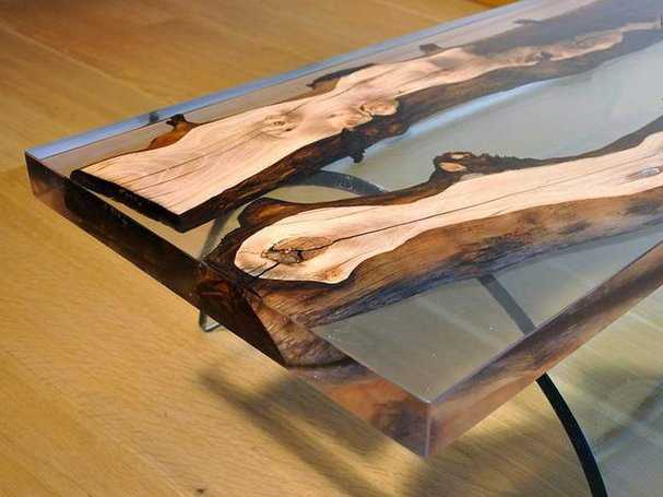 Столик на основе стекла и дерева