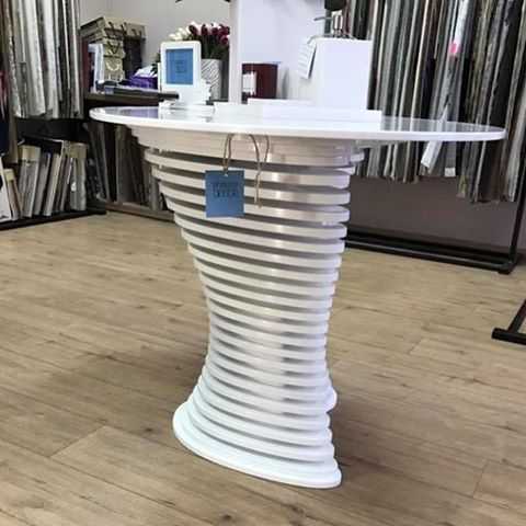 Столик белого цвета, созданный из фанеры