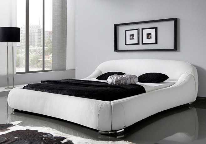 Белоснежная красивая кровать для дома