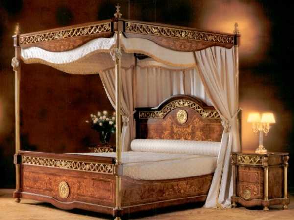 Деревянная кровать с балдахином