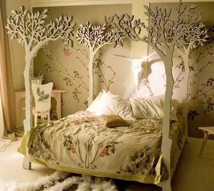 Экстравагантная кровать с отделкой в виде деревьев
