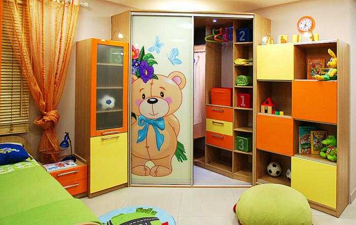 Трапециевидный шкаф в детской
