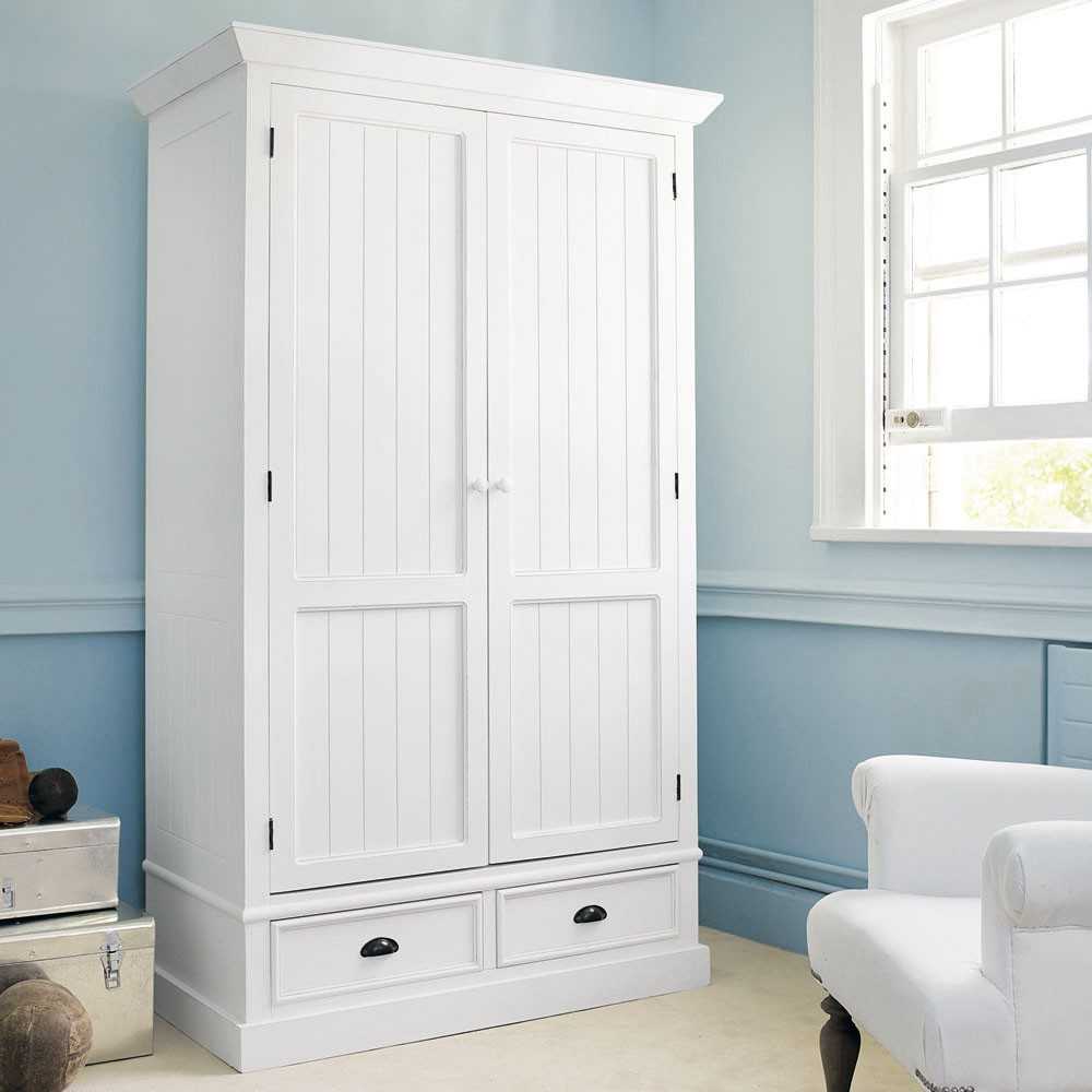 Белый деревянный шкаф