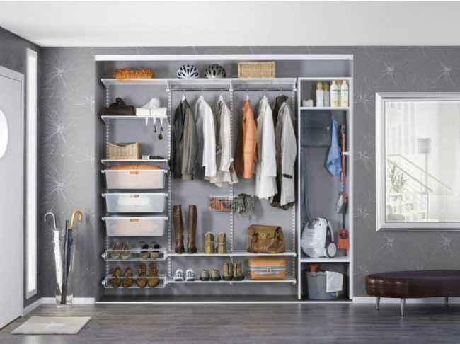 Вместительный шкаф в прихожей с достаточным количеством полок для сезонной одежды
