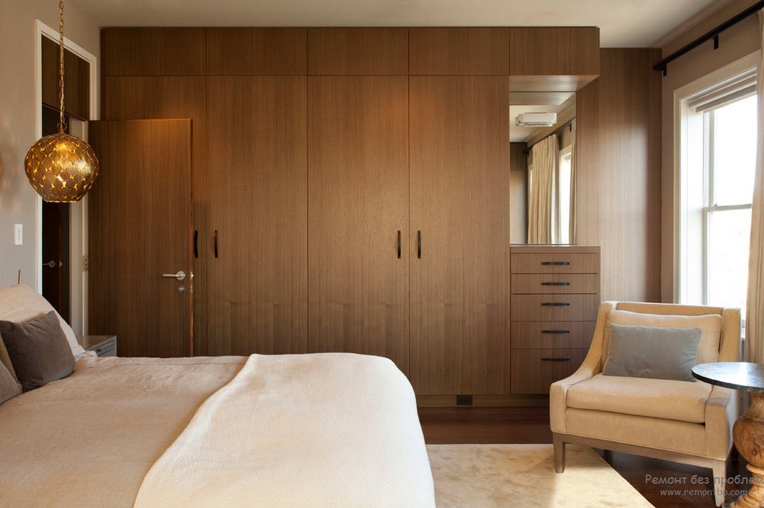 Интерьер спальни с деревянным шкафом
