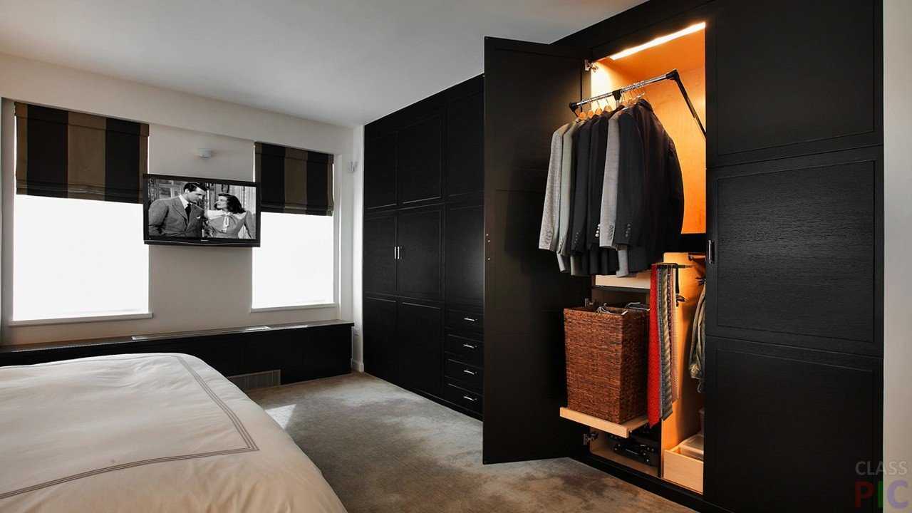 Чёрный шкаф в спальне