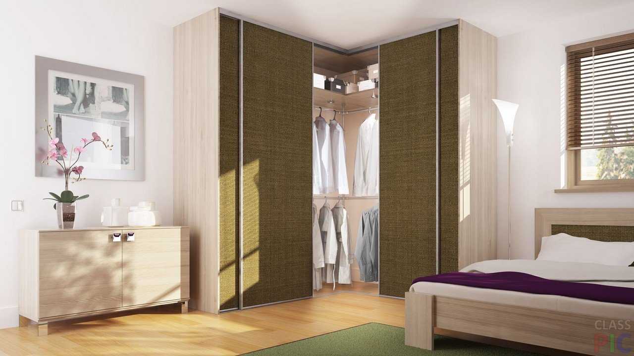 Шкаф с текстильными дверцами в спальне