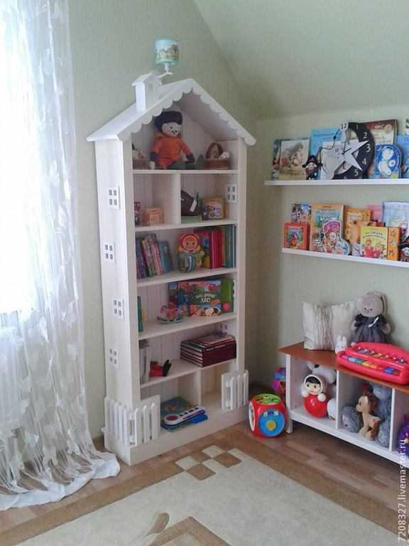 Детский шкаф для игрушек и книг в виде домика с игрушечными окошками