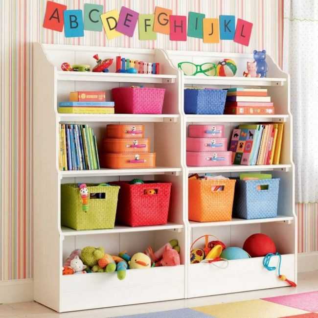 Разноцветный шкаф с множеством полок