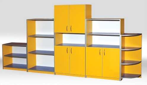 Большой шкаф желтого цвета