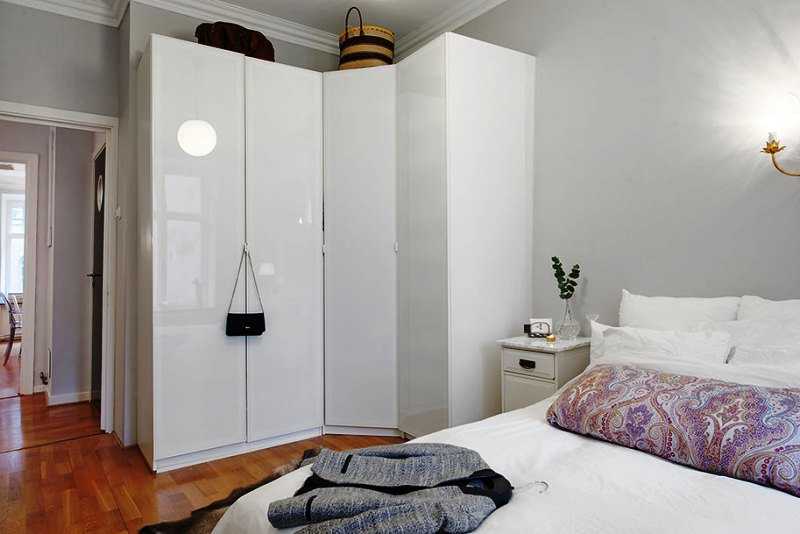 Конструкция встроенных угловых шкафов в спальне может быть любой