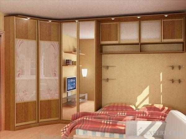 Пример корпусной мебели с использование всего пространства спальни