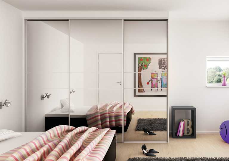 Сделать комнату зрительно больше, выше и светлее можно с помощь шкафа с зеркальными фасадами