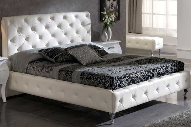 Двуспальная красивая белая кровать с декором