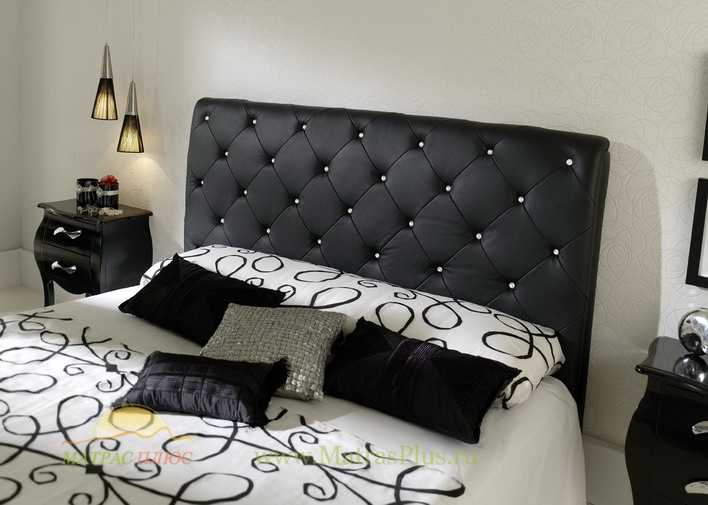 Двуспальная кровать со стразами черного цвета