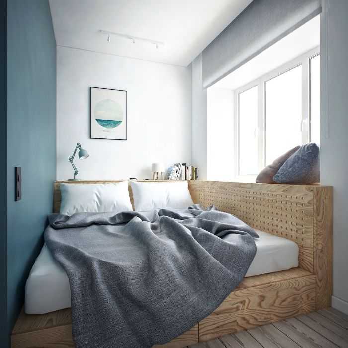 Кровать на подиуме в интерьере маленькой спальни