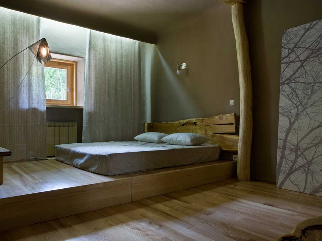 Кровать-подиум в интерьере спальни