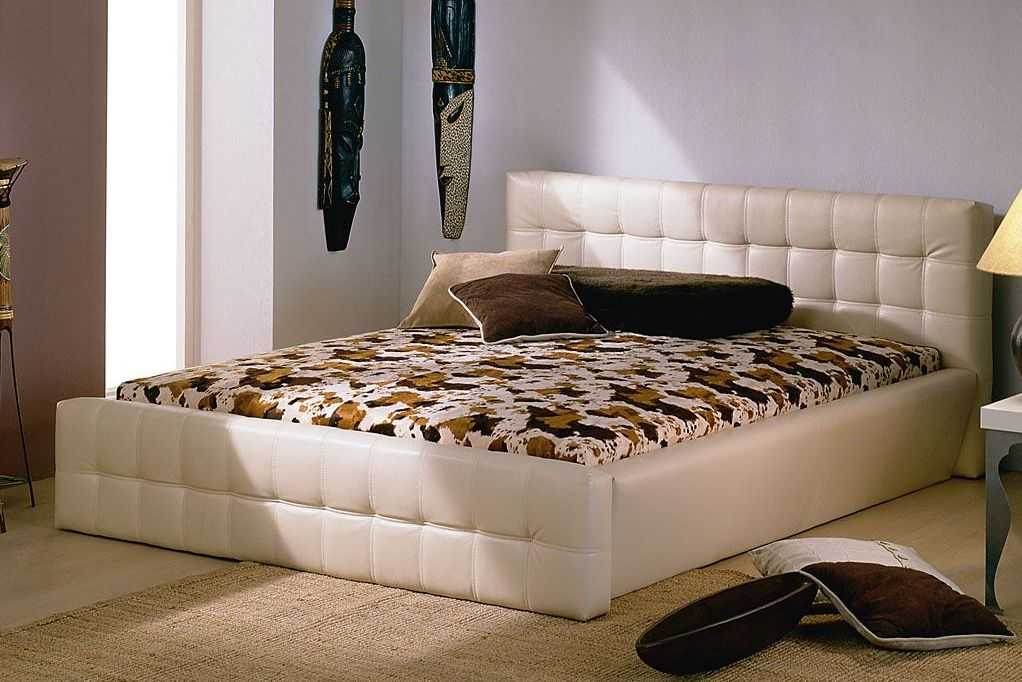Мягкие покрытия бежевой кровати