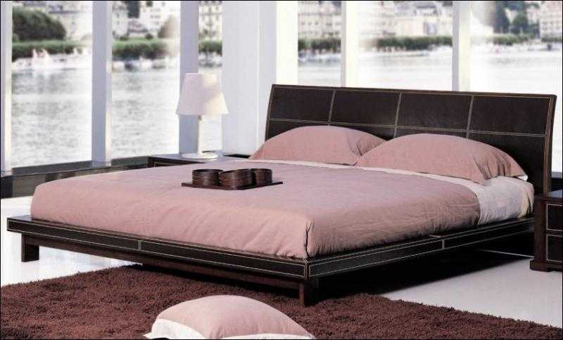 Большая двуспальная кожанная кровать