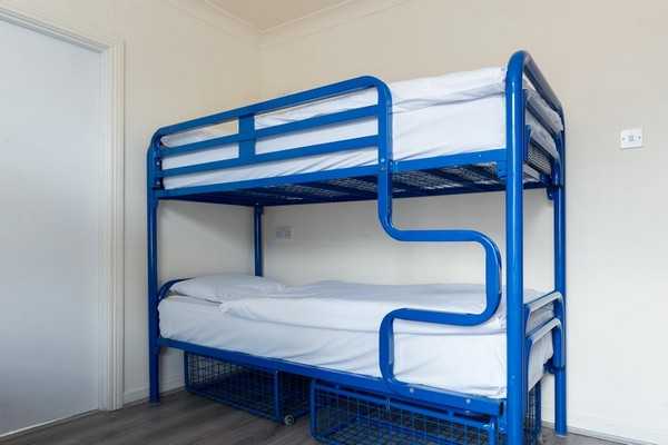 Синяя металлическая двухъярусная кровать