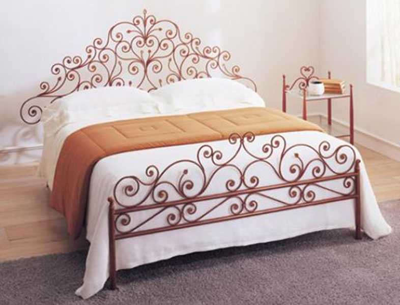 Красаная металлическая кровать