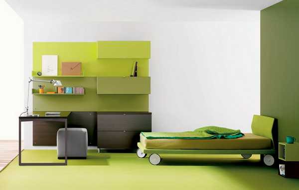 Зеленые нотки в интерьере комнаты