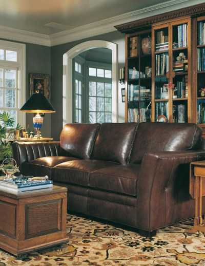 Роскошный диван в квартире английского стиля
