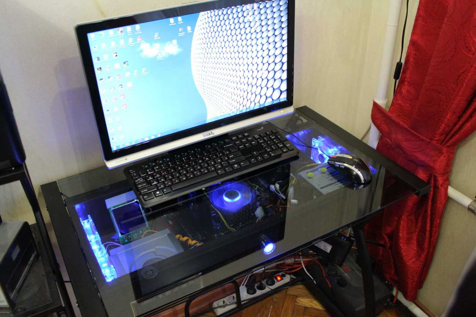 Стеклянная мебель для компьюетра с подсветкой