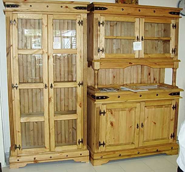 Большой деревянный шкаф