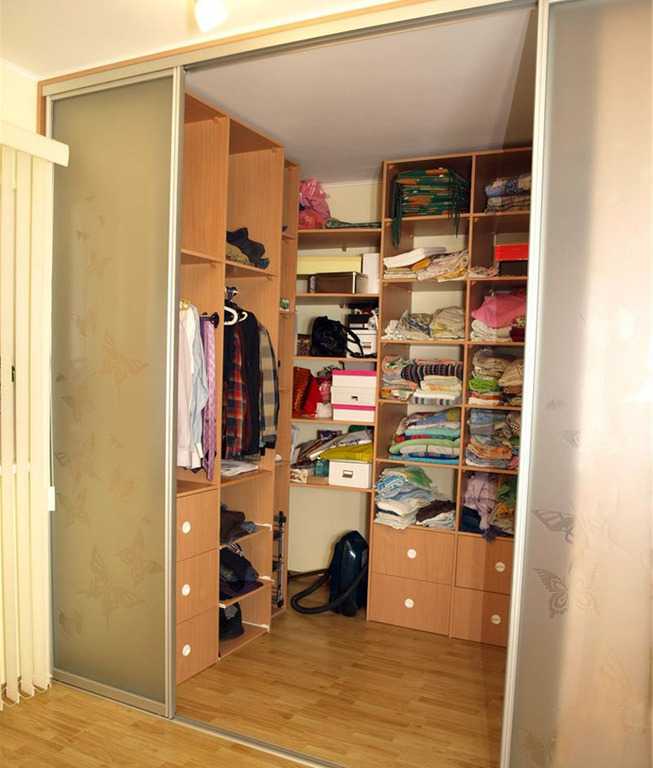 Маленькая гардеробная комната от 2 метров
