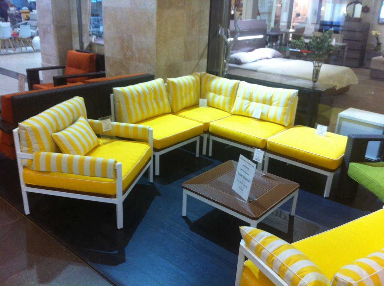 Желтый комплект мягкой мебели для открытых площадок