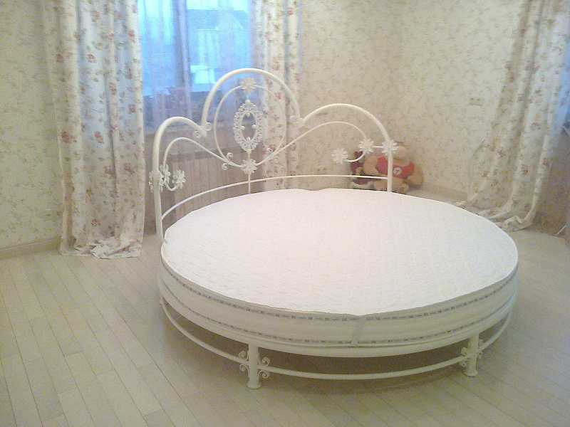 Белая кованая мебель круглой формы