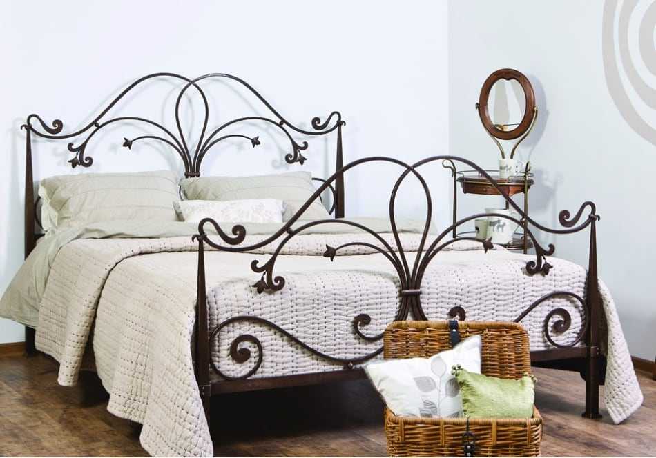 Кованые кровати из Малайзии для дома