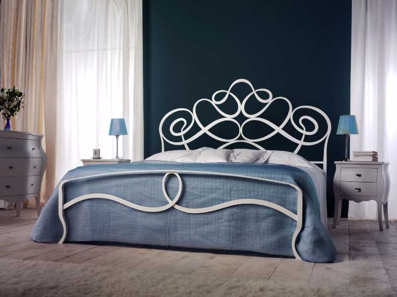 Кованые кровати белого цвета в интерьере спальни