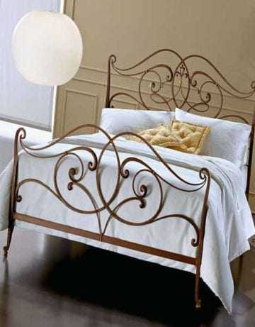 Кованая кровать золотого цвета