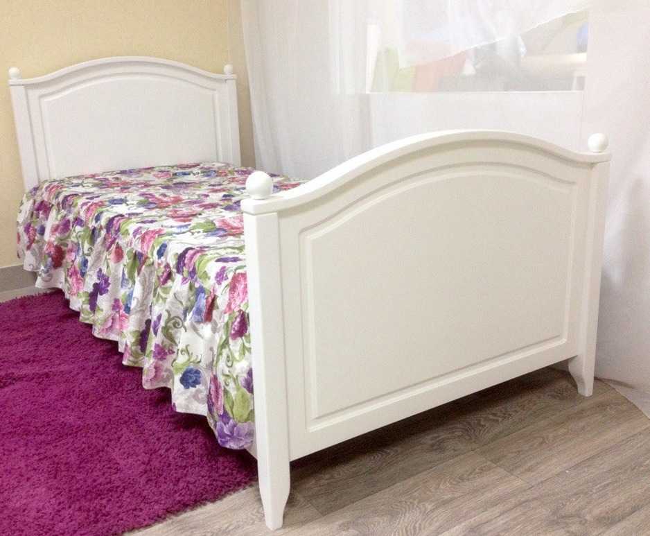 Кроватка для ребенка белого цвета