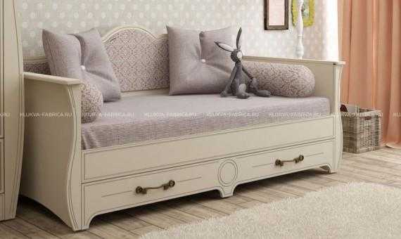 Кровать-диван классического стиля