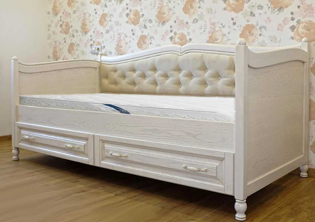 Кровать для девочки белого цвета с красивым изголовьем
