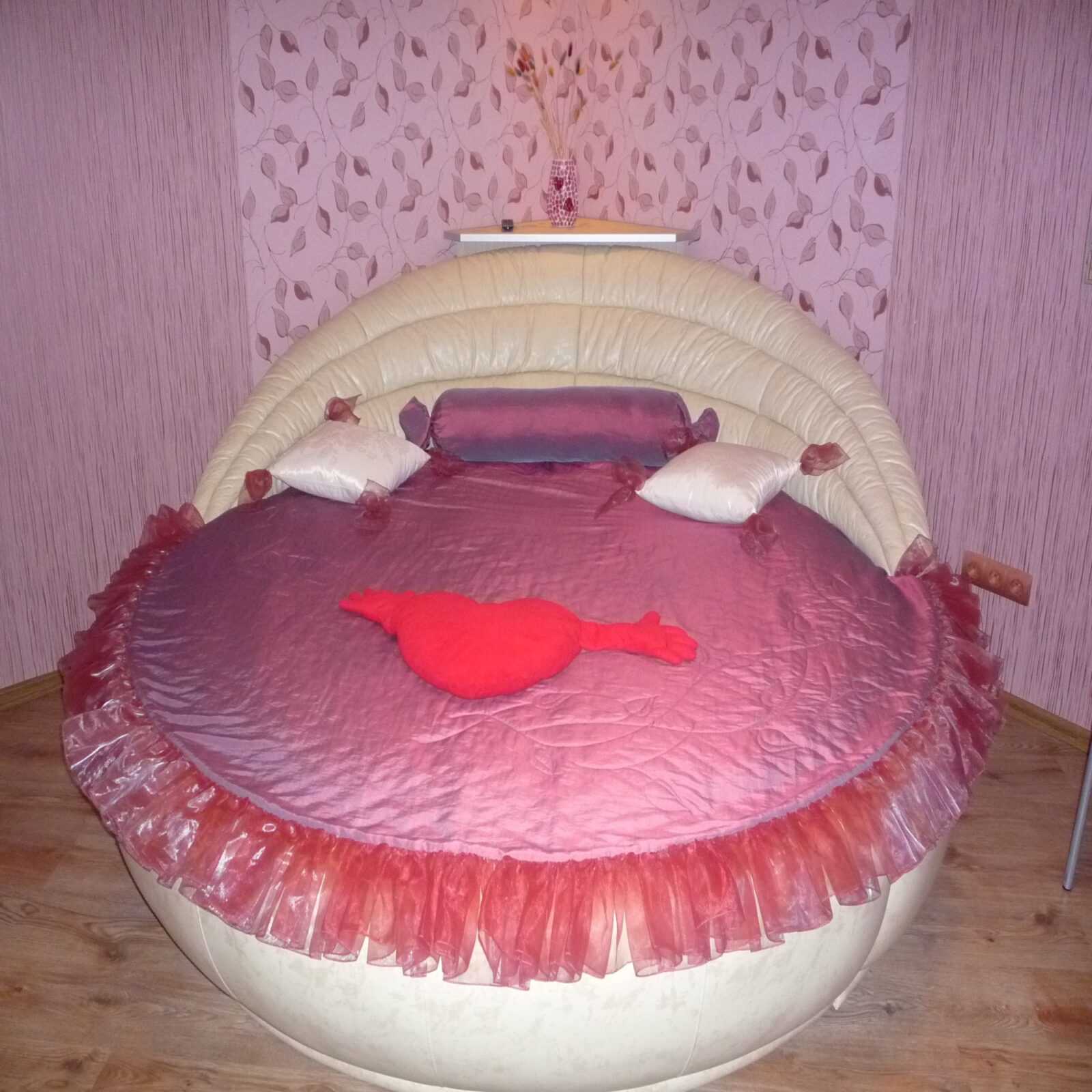 Круглая кровать с кожаной обивкой