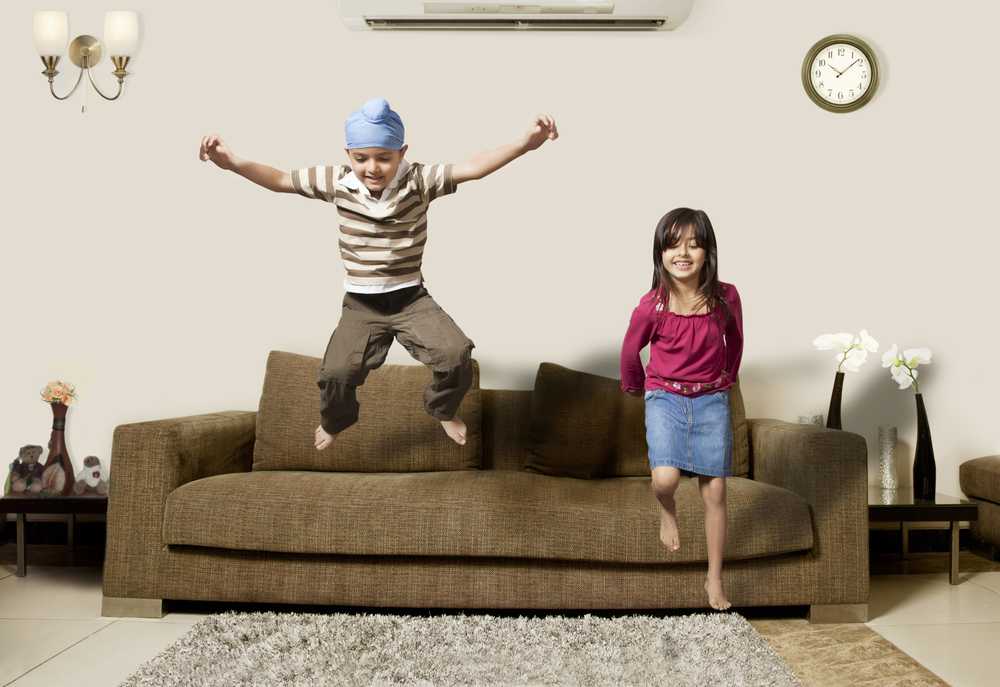 дети прыгают на диване