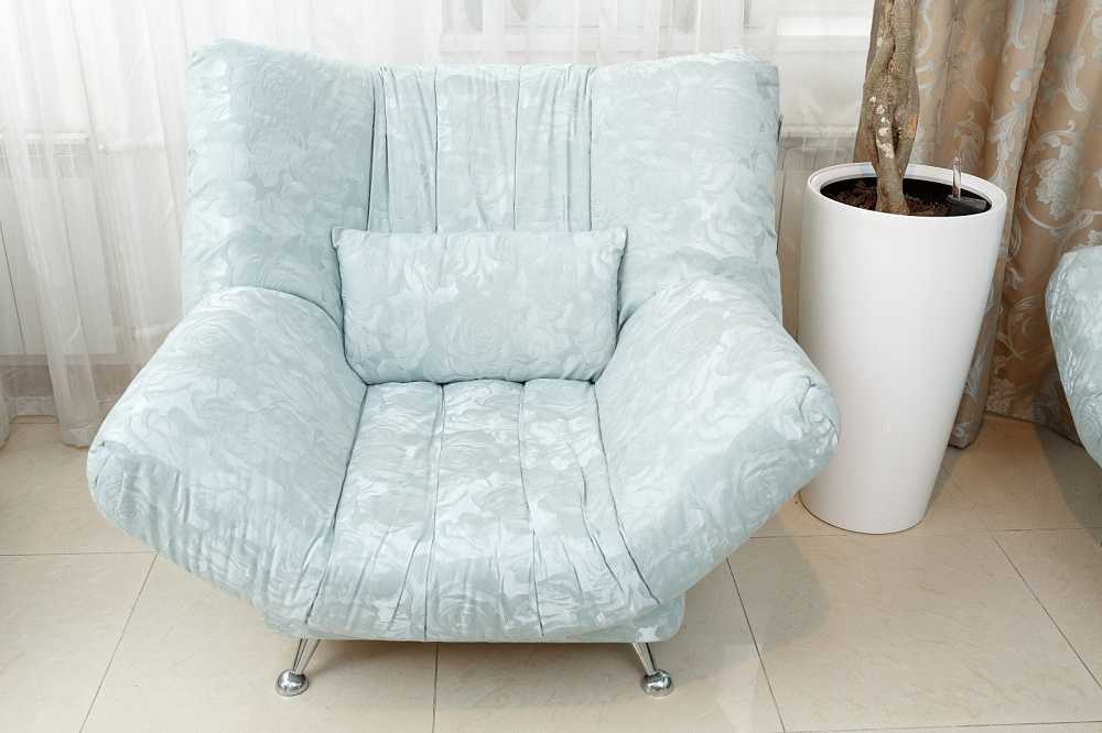 Оригинальный дизайн голубого дивана-кровати