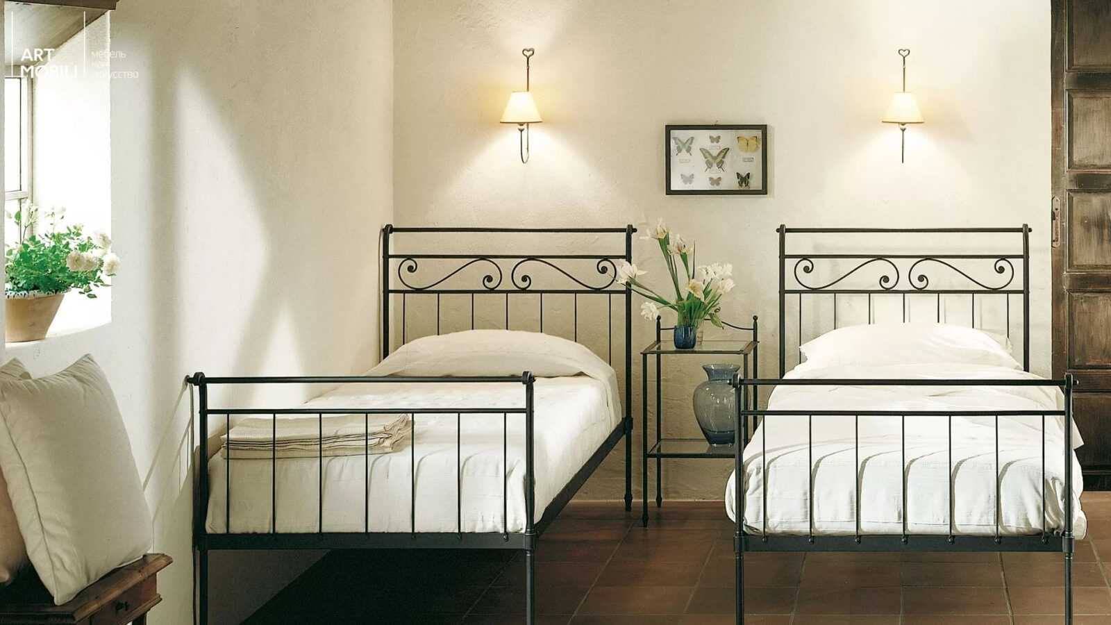 Две кровати из металла