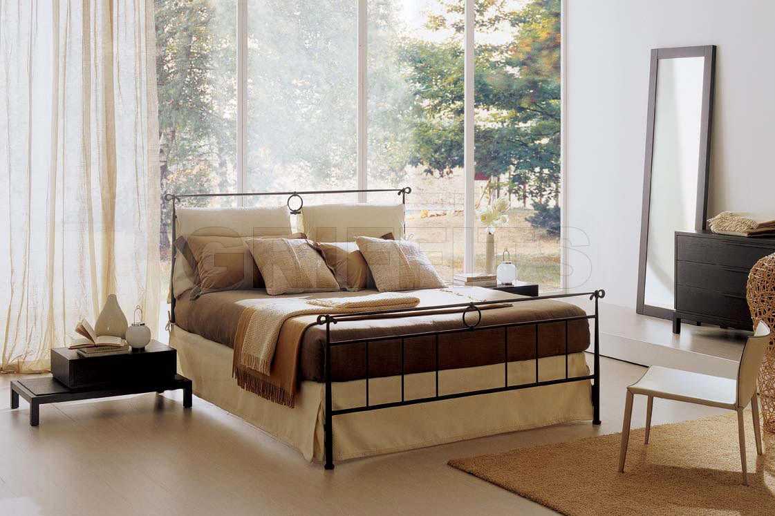 Итальянская двуспальная металлическая кровать с изножьем