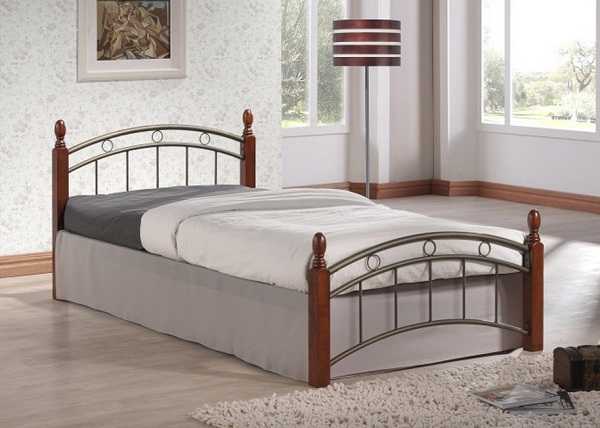 Односпальная деревянная кровать с металлическими элементами
