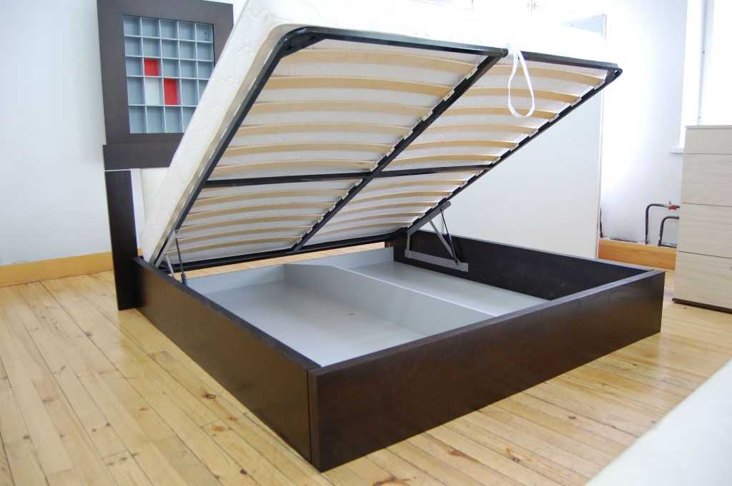 Кровать с подъемным механизмом для небольшой квартиры