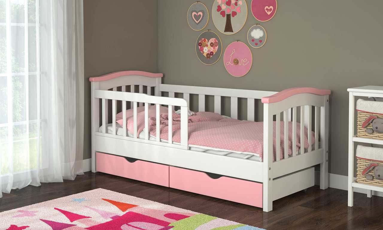 Розовые оттенки дизайна комнаты ребенка