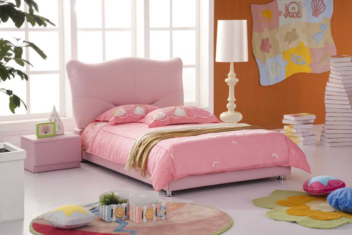 Мягкое изголовье розовой кроватки для ребенка