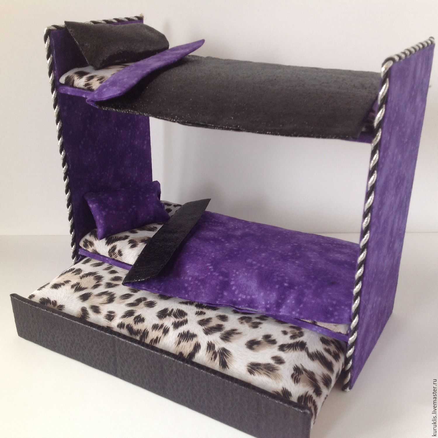 Двухъярусная кровать для кукол (три спальных места)