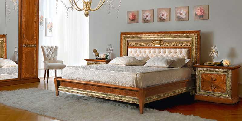 Кровать в итальянском стиле из массива дерева в спальне