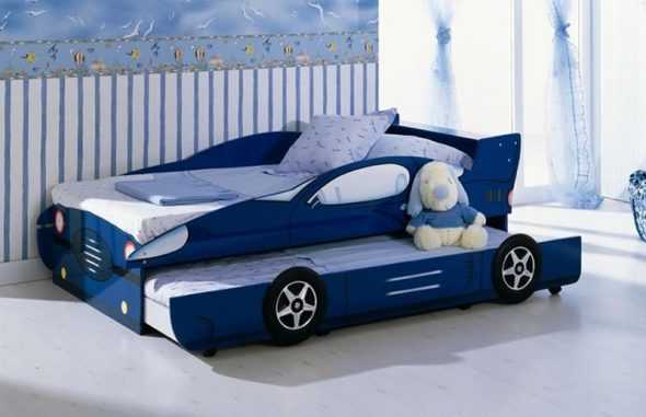 Детская кровать-машина с дополнительным местом для сна